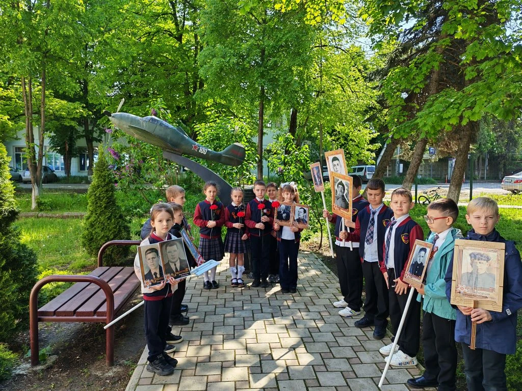 📸 Сегодня для наших первоклассников прошла торжественная линейка, посвящённая Дню Победы и памяти ге