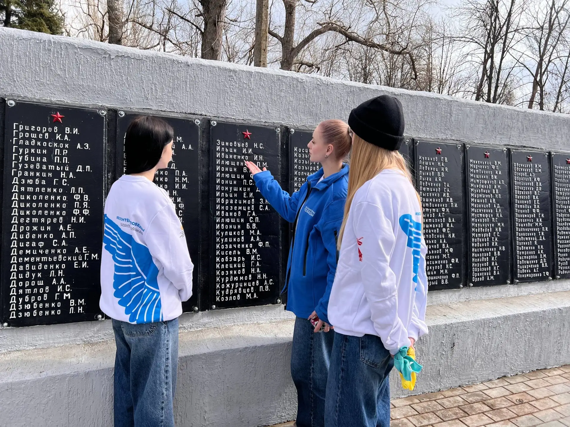 🕊️Память в делах: в Торезе благоустроили мемориал защитникам Отечества  Волонтёры Победы Донецкой На