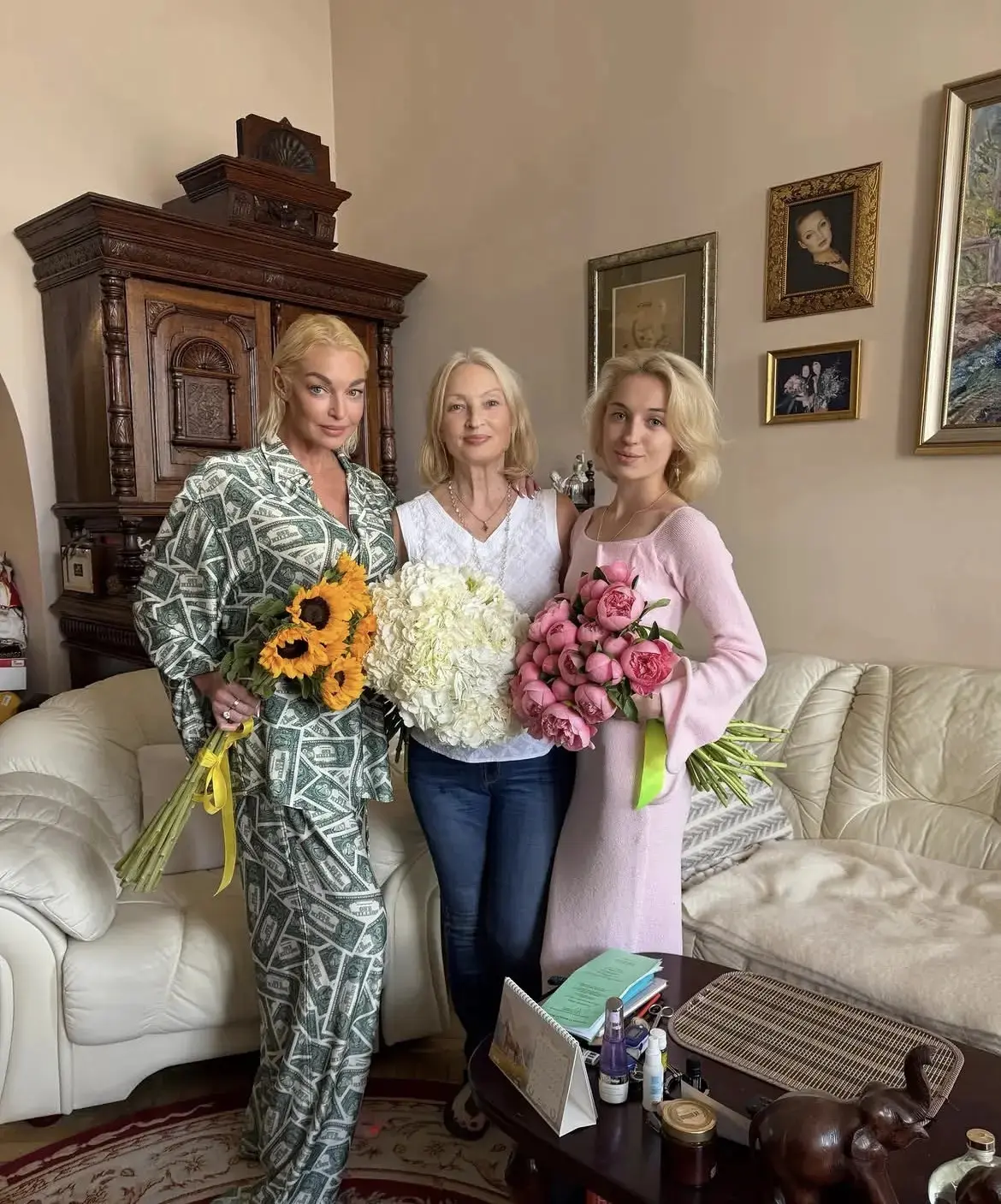 Анастасия Юрьевна приехала в Санкт-Петербург навестить заблокировавших её в телефоне мать и дочь. 

