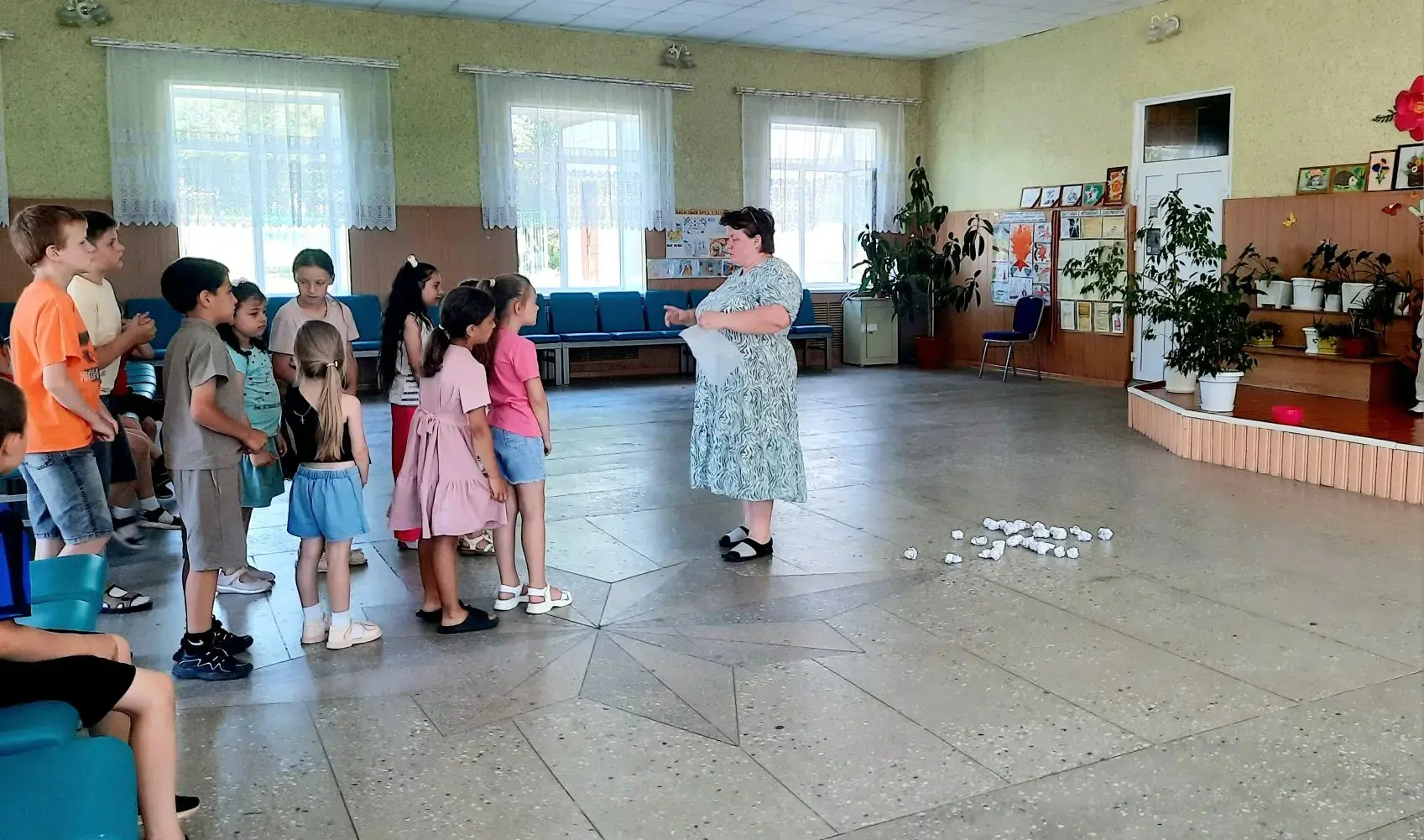 90 лет "Союзмультфильму"! И мы в честь юбилея отправились "по следам мультгероев".  Ведущий библиоте