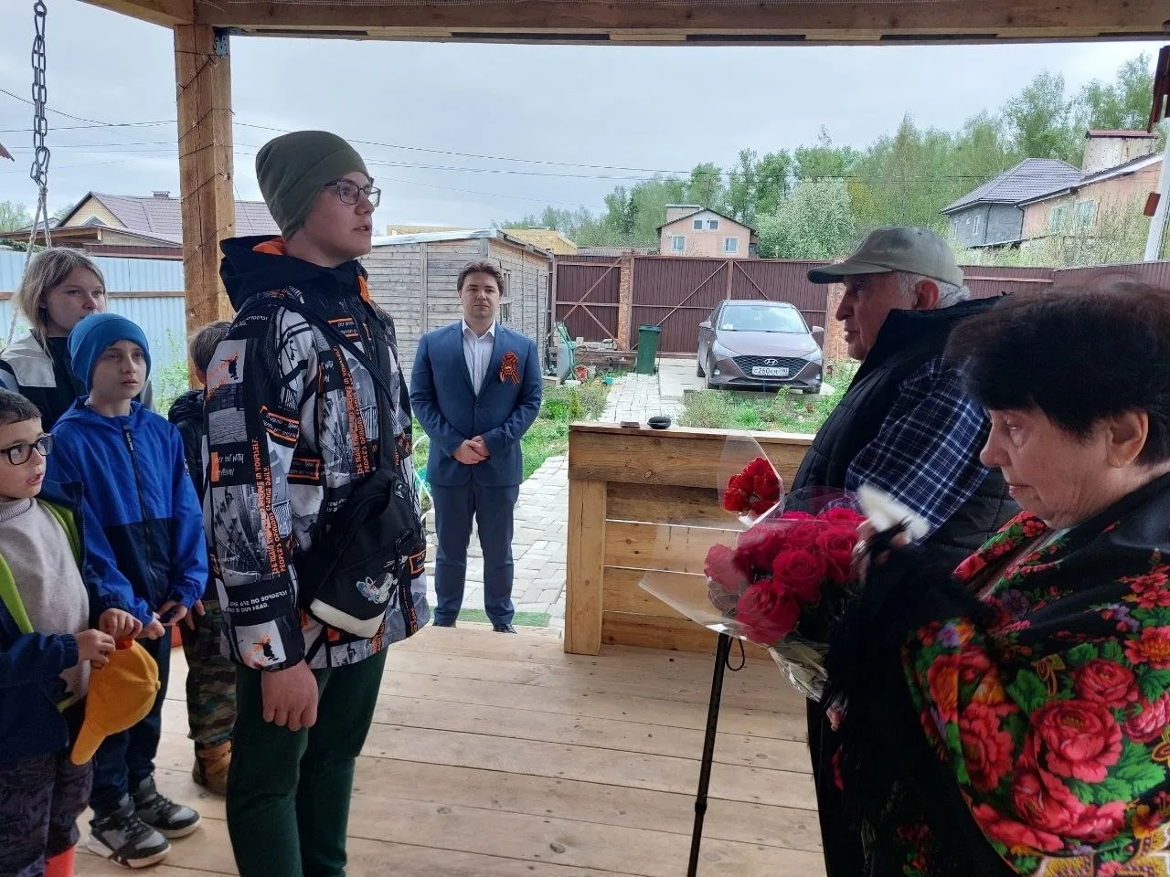 Сегодня ученики нашей школы, воспитанники турклуба "Феникс", ходили поздравлять семейную пару детей 