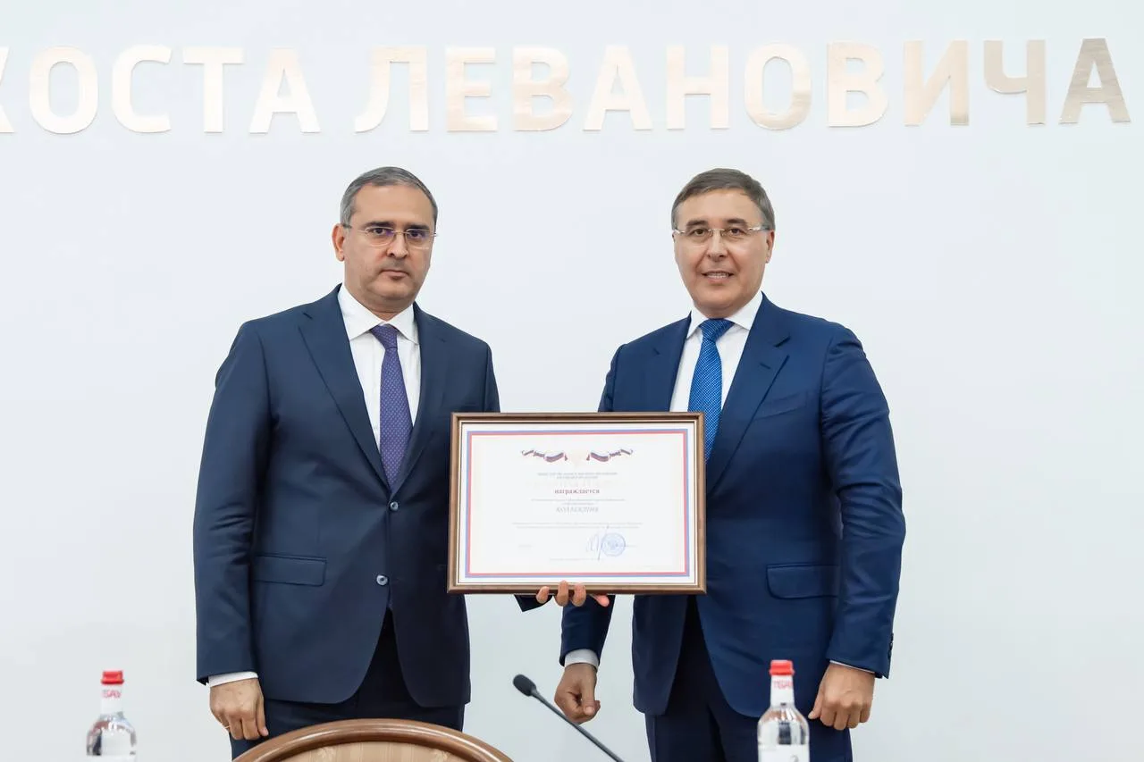 СОГУ подарил Фалькову скульптуру по мотивам «Нартского эпоса»