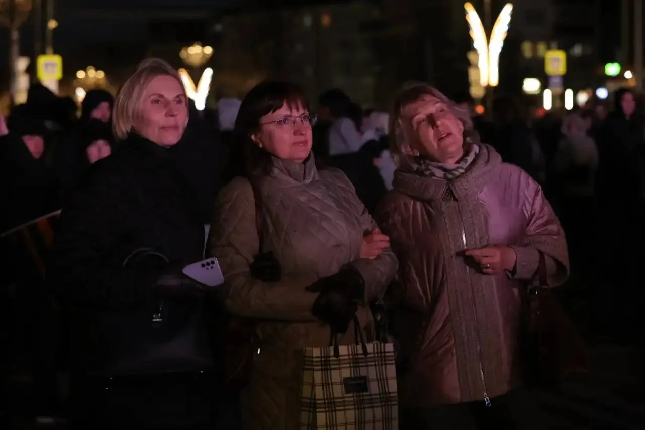 Финальным аккордом 9 Мая в Южно-Сахалинске стали концерт и яркий салют на площади Победы  🎆   Ещё ра