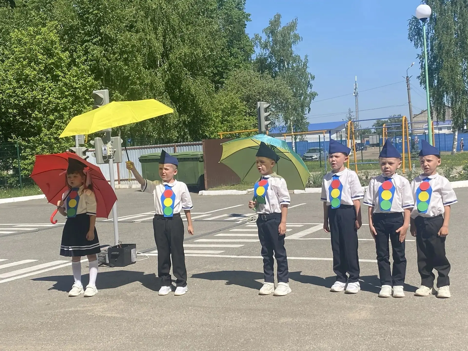 Сегодня на базе детского сада "Ручеёк" прошел конкурс по правилам дорожного движения «З...