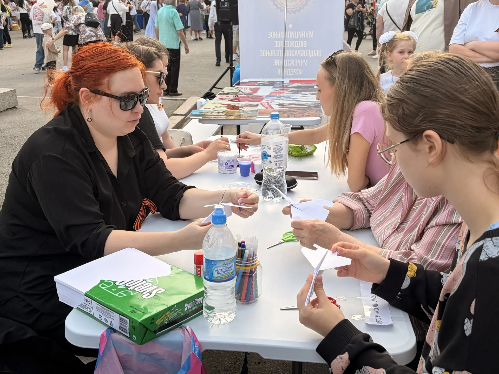 🎨✈️ Праздник Победы в Октябрьском районе: наши педагоги — в центре событий! 🎨✈️  9 мая на площади им