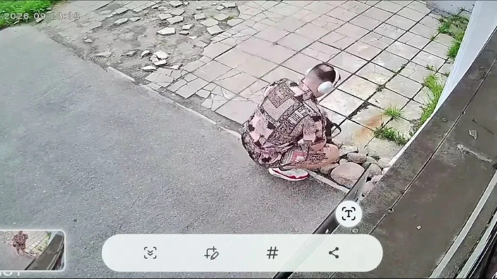 Уважаемый, если вы себя узнали (уж очень приметный у вас костюм), пожалуйста, верните камни к «ШокОК