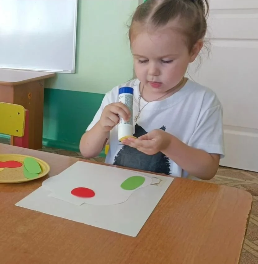 Однажды в группе „Колокольчики“ случилась волшебная история: на столе появилась пустая ...
