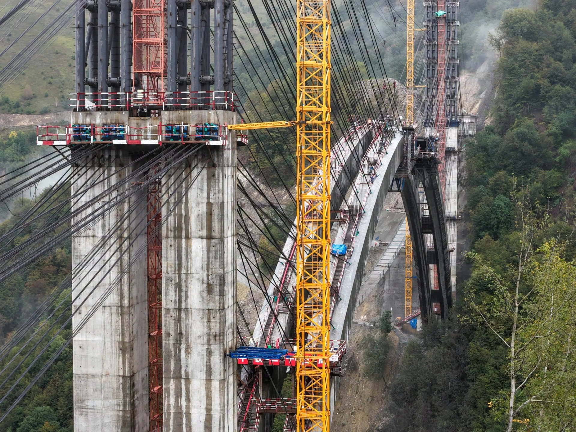 🏗 На новой дороге к границе Грузии с Россией соединяют уникальный мост