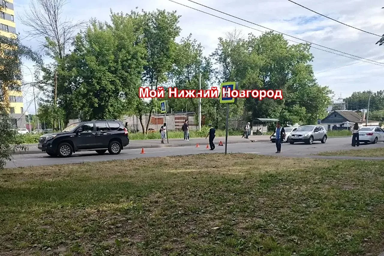 Внедорожник Toyota Land Cruiser сбил первоклассника на пешеходном переходе у остановки "Сахарный Дол