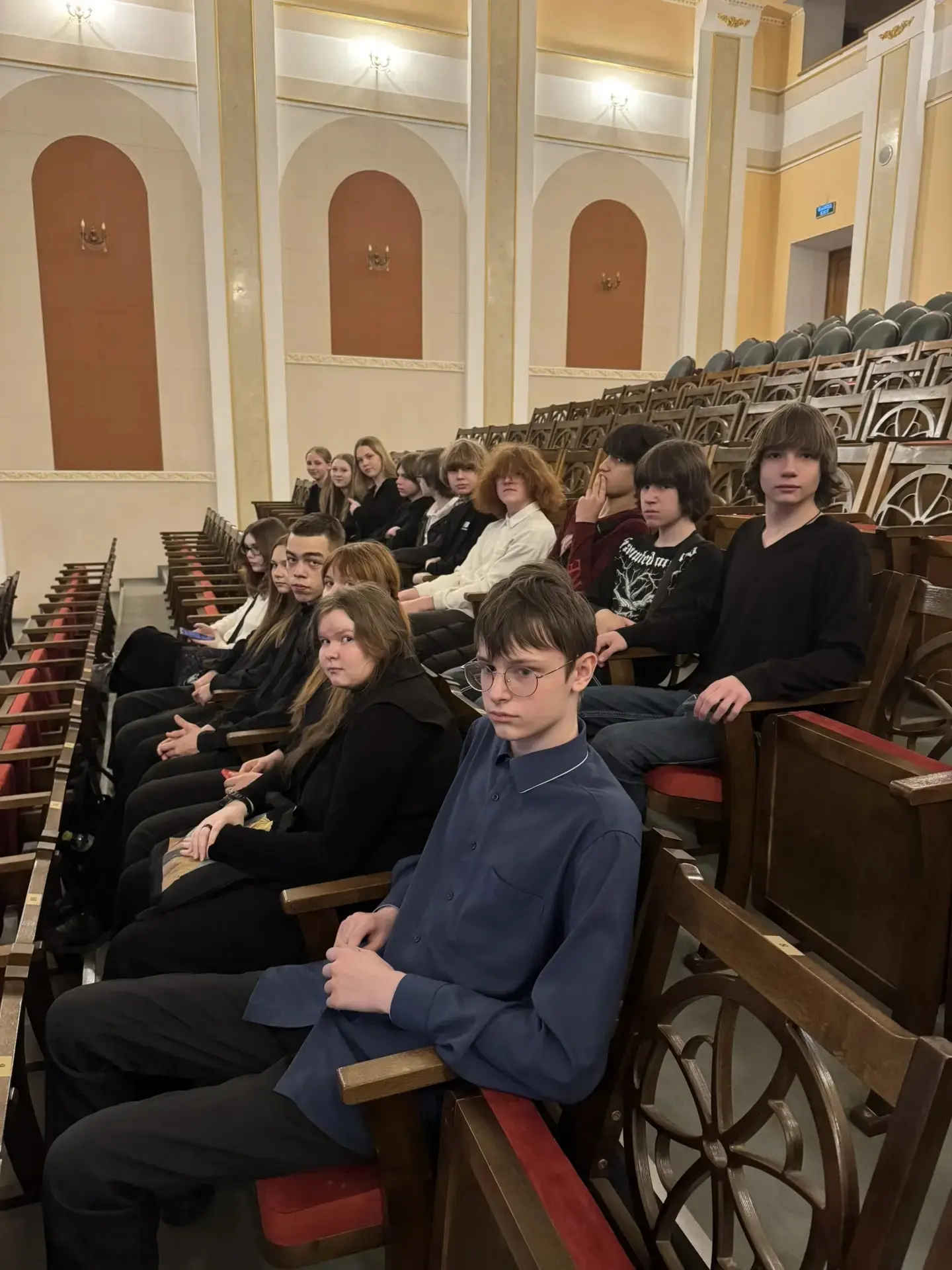 Сегодня, 15 апреля, учащиеся 8 «В» класса посетили зал Костромского губернского симфонического оркес