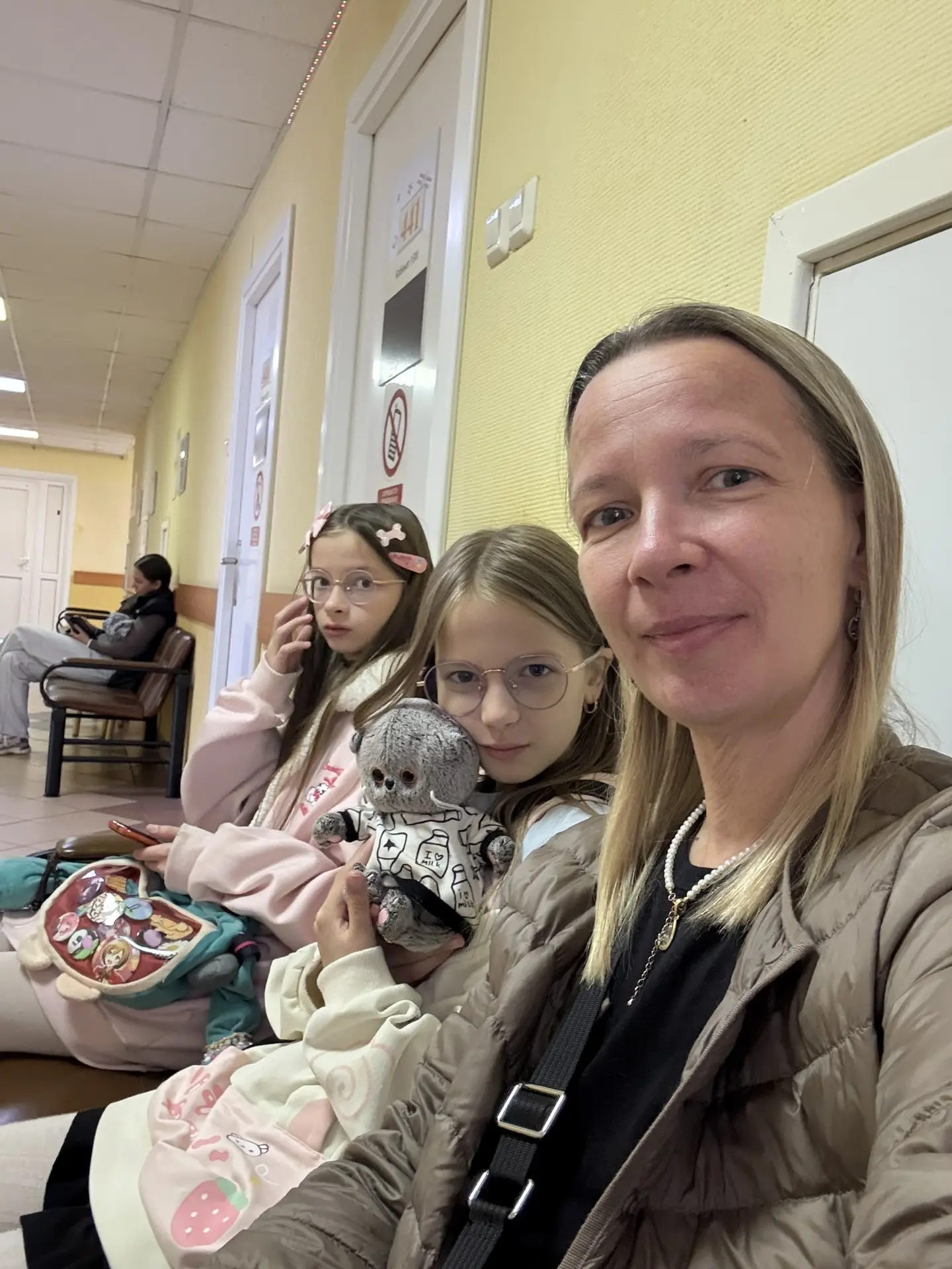 Сидим в очереди к офтальмологу.