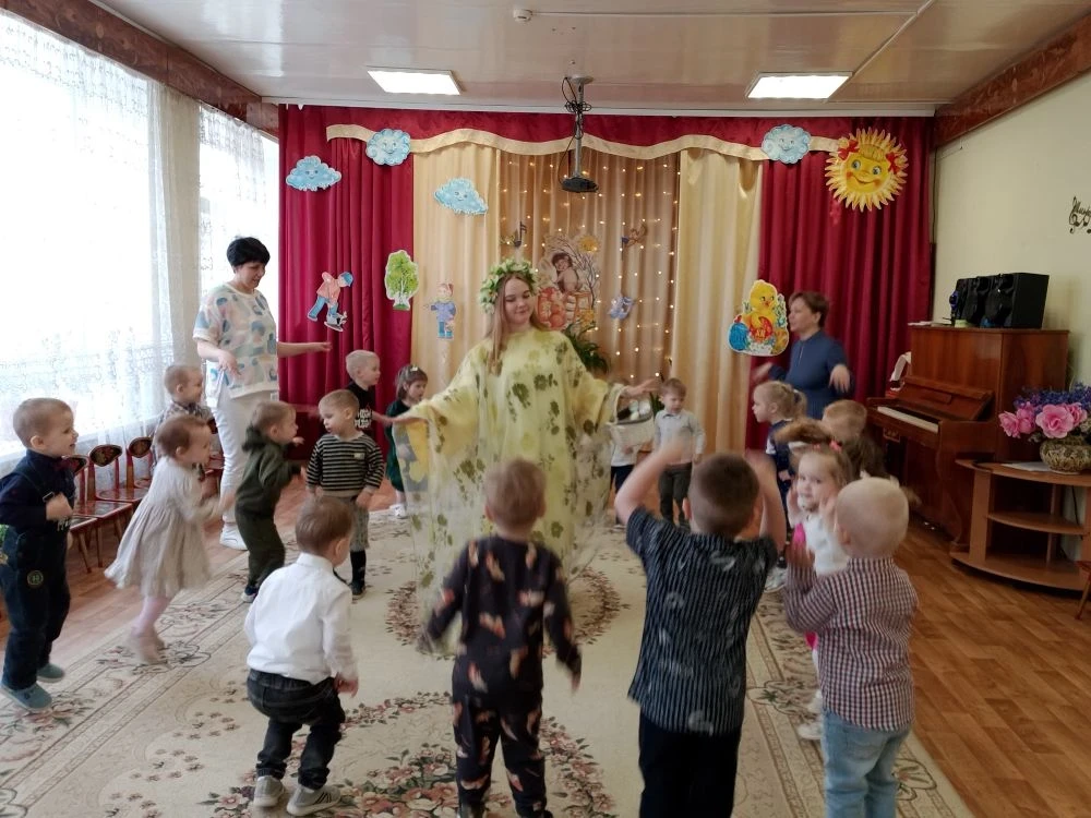 Празник Весны прошёл на первой младшей группе. Детки пели, играли, танцевали с Весной, были бодры, в