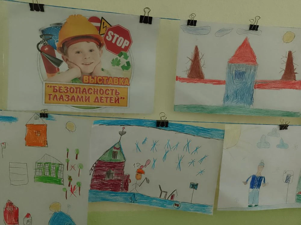 Выставка рисунков "Безопасность глазами детей". Ребята не только проговорили, но и нагл...