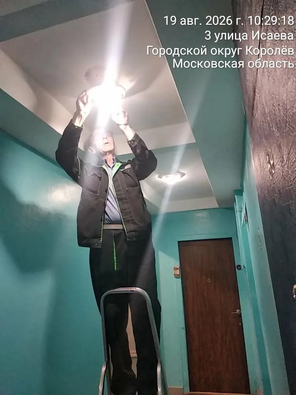Начали работы по замене светильников!