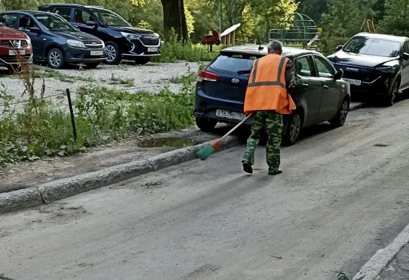 🧹Утренняя уборка придомовой территории по адресам: