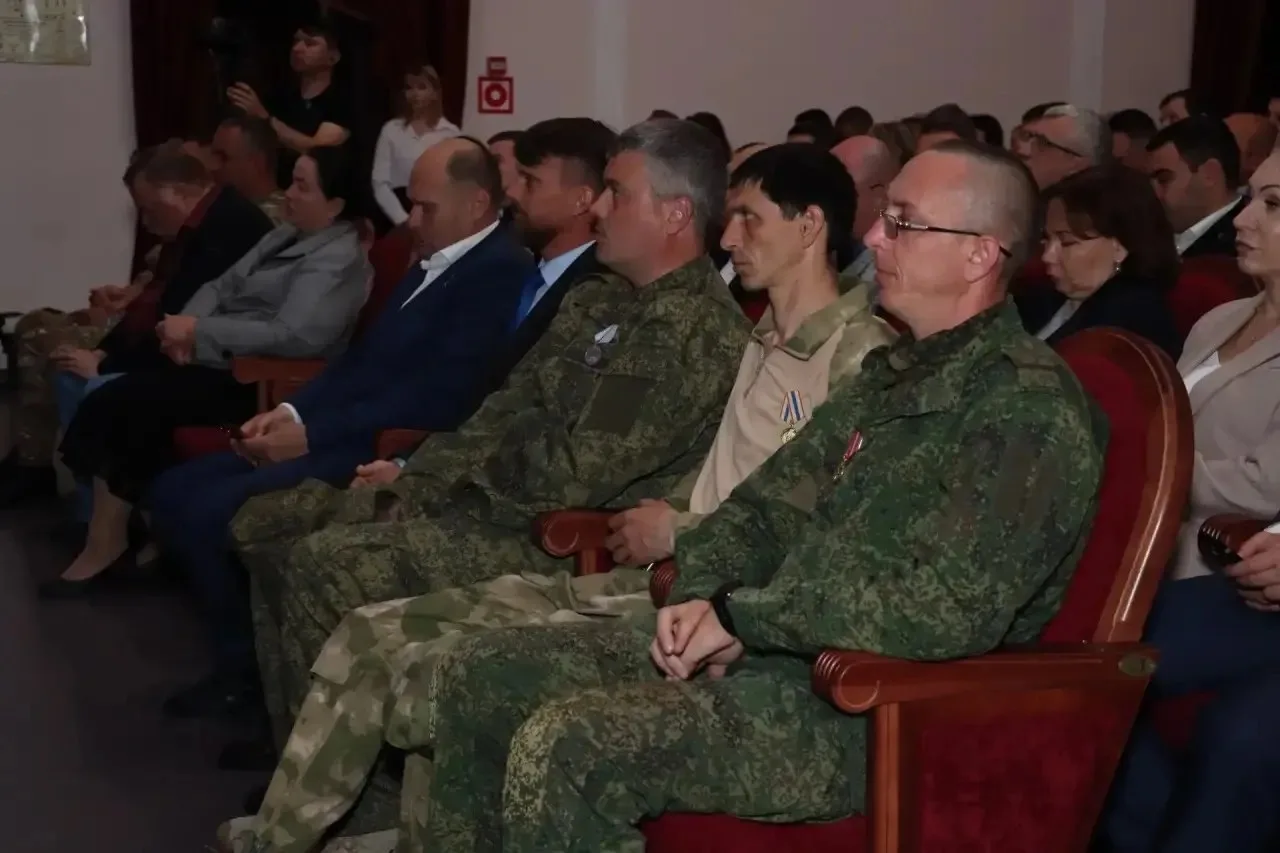 🤝 Депутат Государственной Думы Иван Демченко провел рабочую встречу с жителями, представителями ТОСо