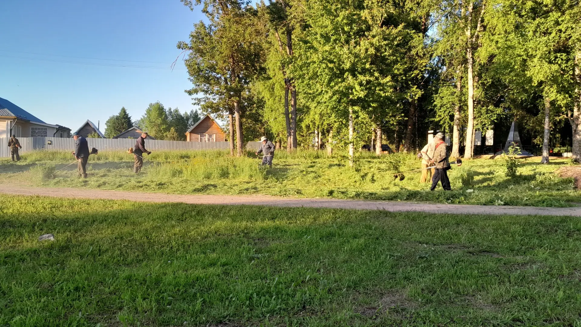 В селе Михайловское провели большой субботник

Местные жители и активисты Единой России в очередной 