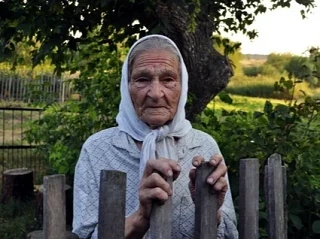 Не спалось старой Марии, одолевают хвори, ломит поясницу, тянет ноги, выворачивает натр...