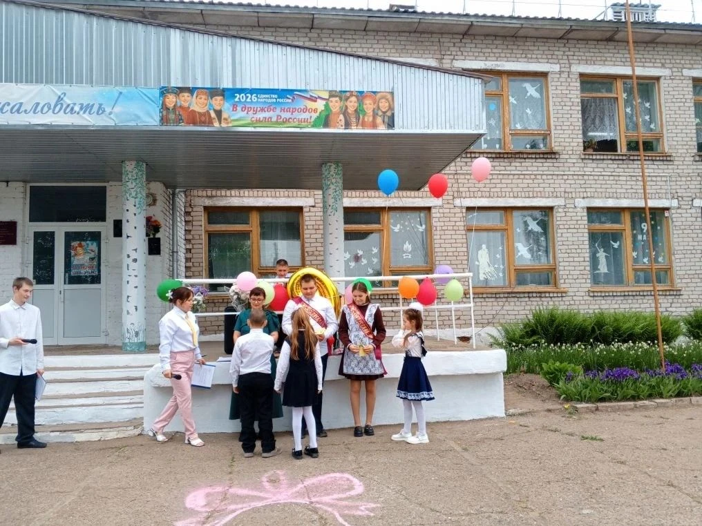Самолётики детства: трогательная традиция на последнем звонке