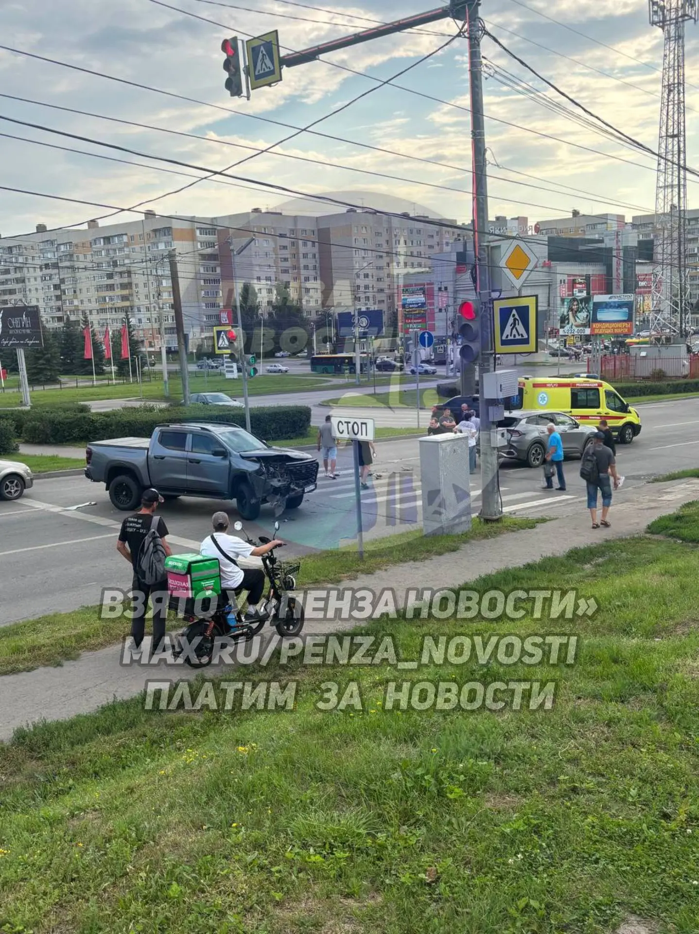 ‼️Пикап протаранил «Киа» на «пешеходнике» у «Берлина» в Арбеково, сообщили подписчики