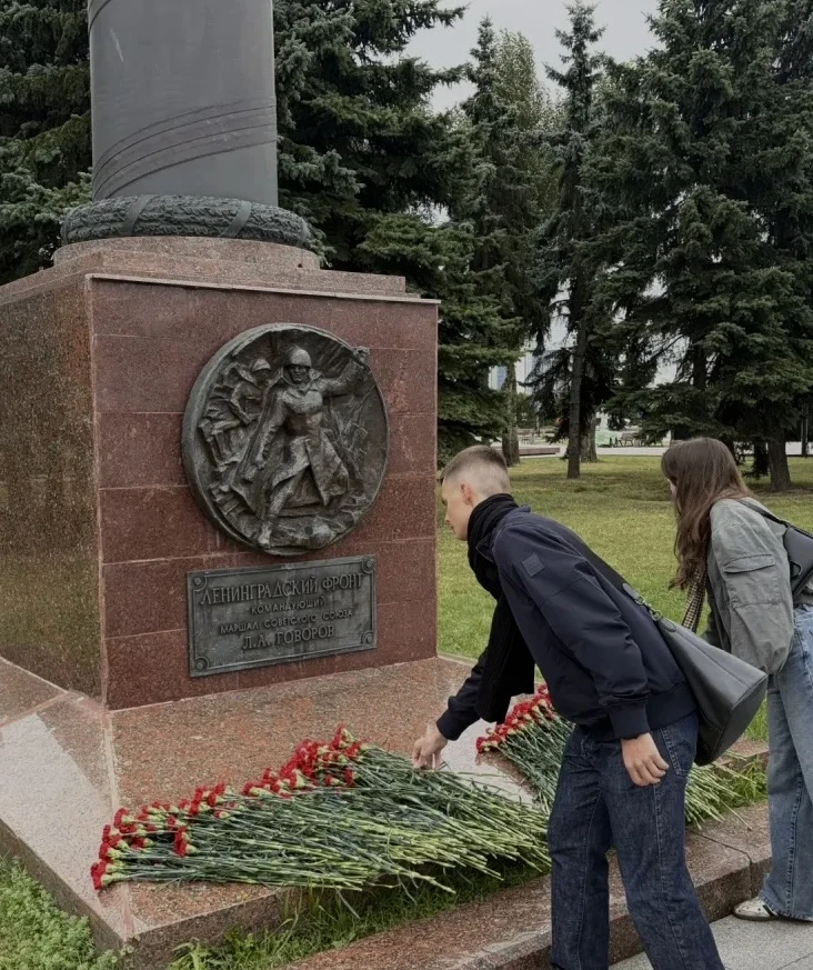 Мы возлагаем цветы в память о тех, кто остались в наших сердцах как живой пример силы и...