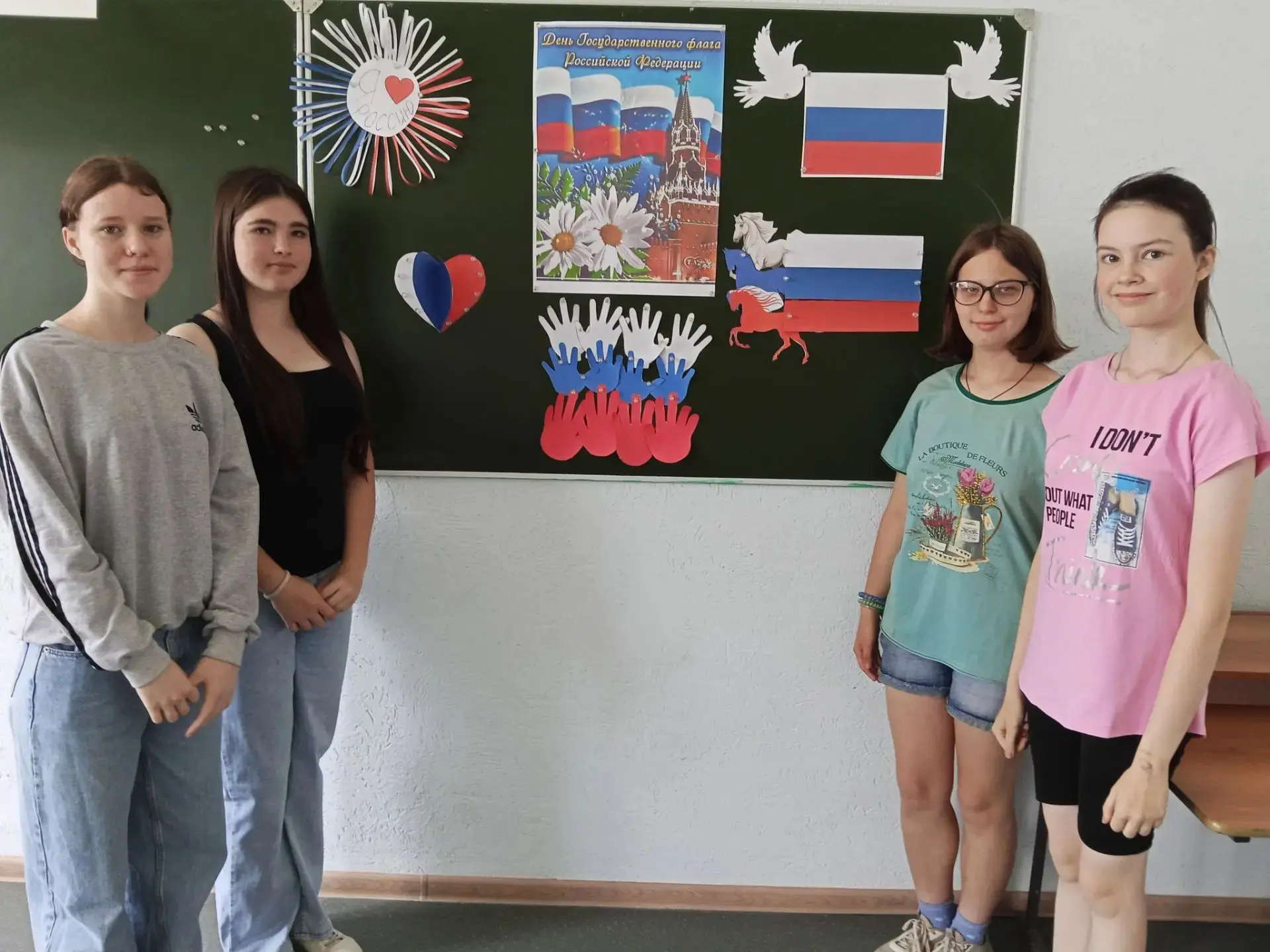 Сегодня в нашей школе прошло мероприятие "Цвета России" - творческая мастерская, посвящ...