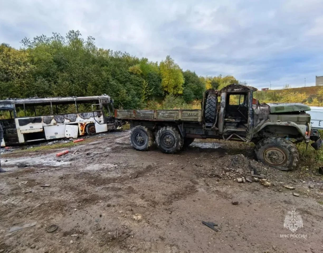 Два бесхозных автомобиля сгорели в Магадане