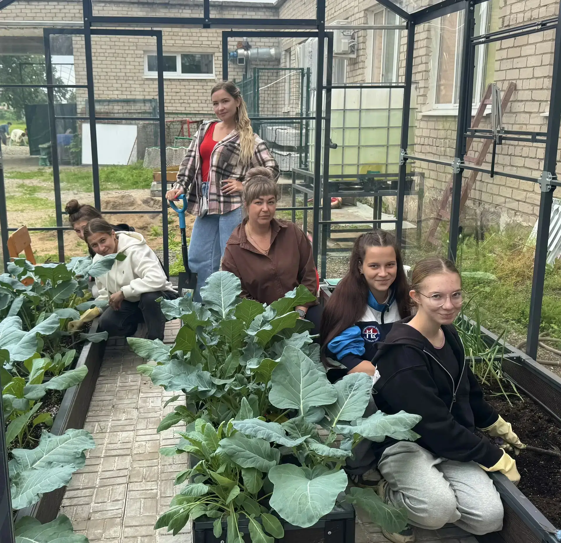 🌱 Наши школьные грядки в деле!

Агродеятельность в нашей школе не останавливается ни на минуту. Реб
