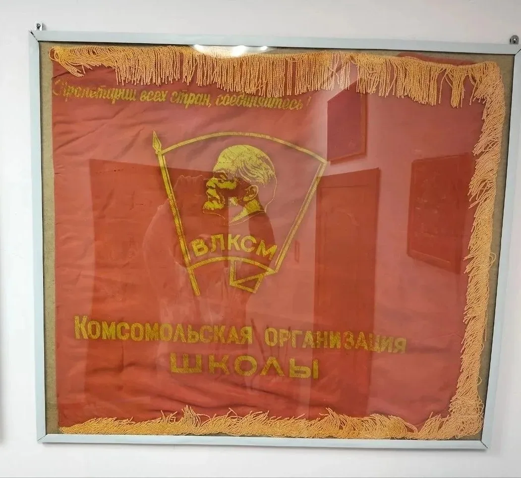 Я поведу тебя в музей  Три знамени — три дороги в историю   🚩 В музее нашей школы представлены сразу