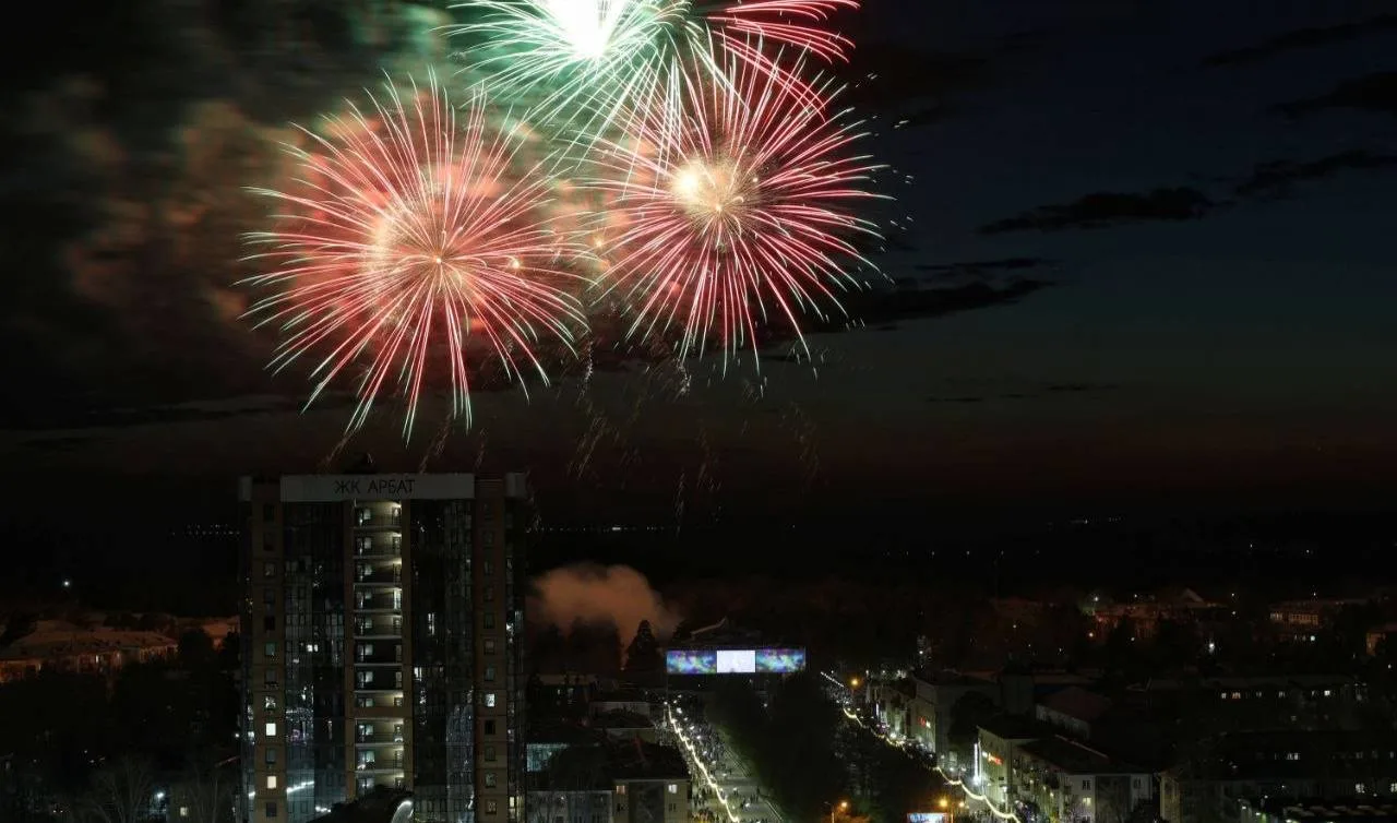 Ангарск мощно отгремел 🎆  День Победы в Ангарске завершили салютом — ярким, громким и очень красивым