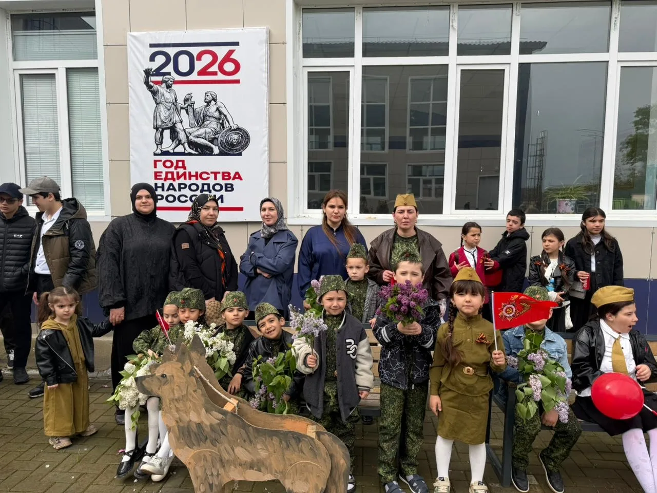 Возложение цветов к памятнику участникам Великой Отечественной войны