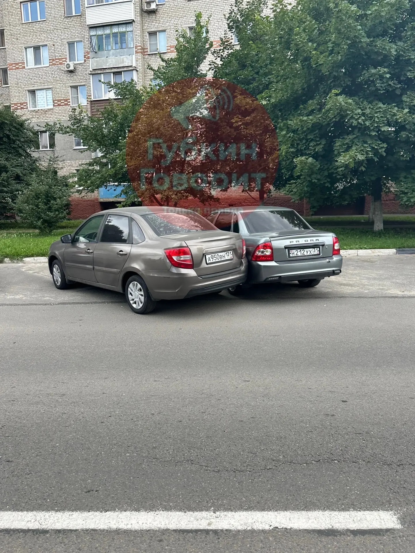 Нам пишут: на стоянке около «Околицы» видимо покатилась машина и стукнула другую, хозяе...