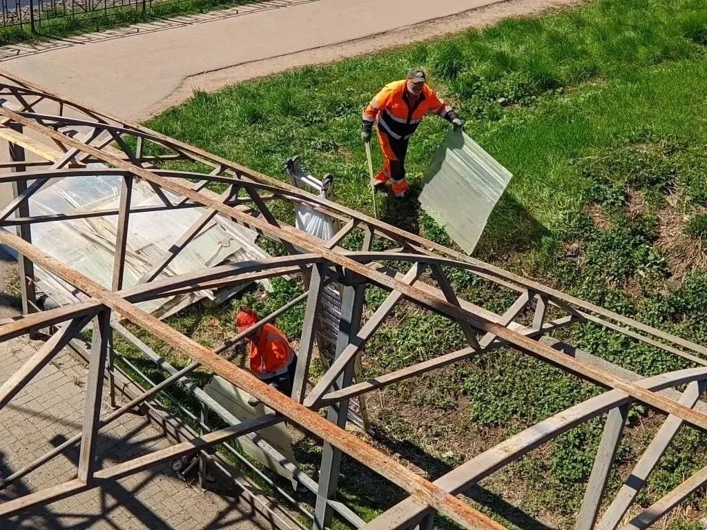 🛠 В Иванове обновляют переход у Соковского моста  Старое поликарбонатное покрытие над подземным пере