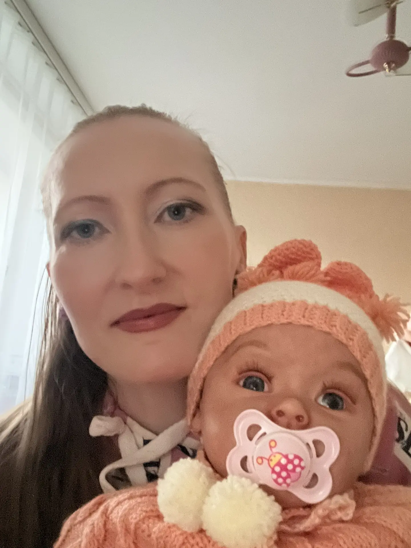 Я с куколкой, которая ждёт свою новую хозяйку 🥰