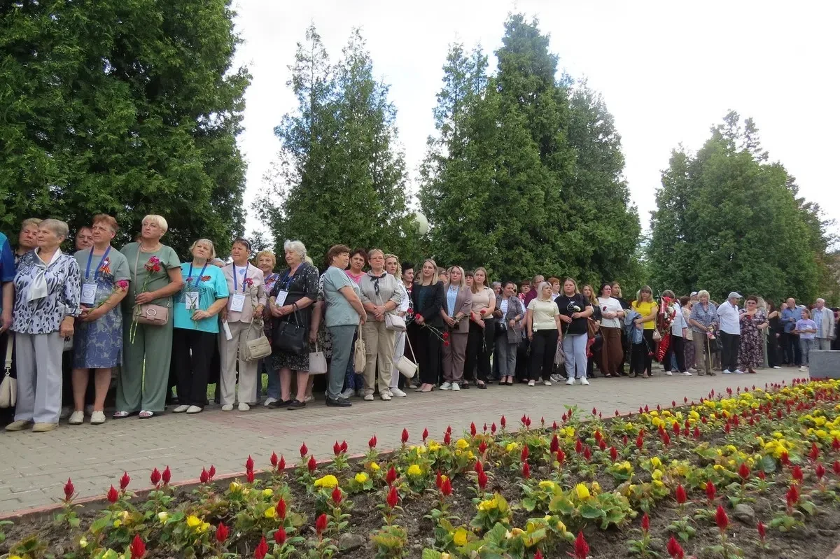 🕯️ Череда мероприятий ко Дню памяти и скорби продолжилась в 11.00 часов. На площади Победы прошёл п