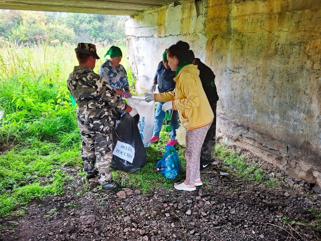 Сегодня сотрудники Малопесчанского Дома культуры сменили микрофоны и сценарии на перчат...