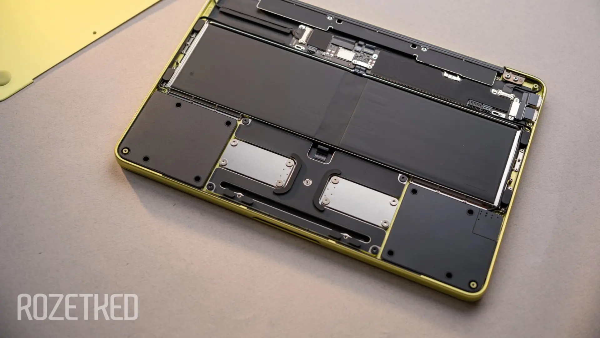 Apple стала жертвой успеха MacBook Neo  Ноутбук раскупают так быстро, что у компании практически зак