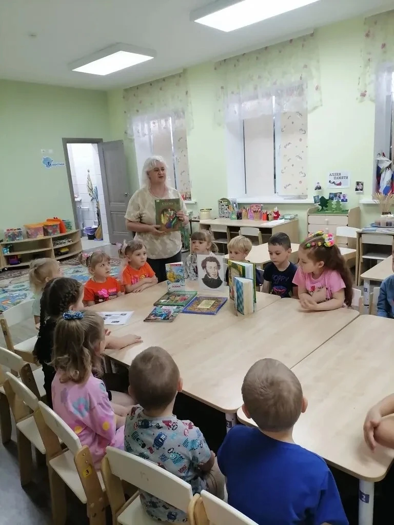 В Пушкинский день рождения и День русского языка ведущий библиотекарь Сахзаводской библ...