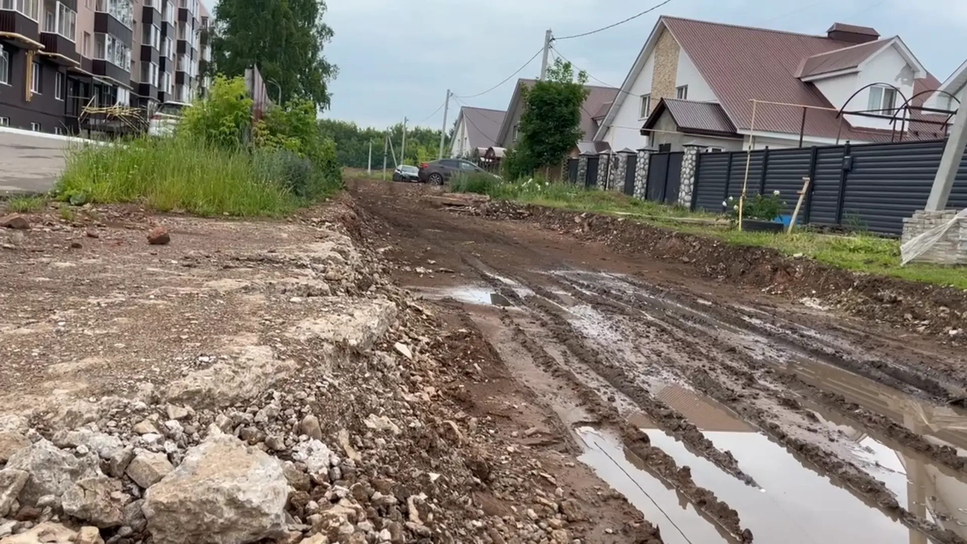 Собственными силами создали комфорт, а теперь оказались заложниками разрухи. Жители домов по улице Ф