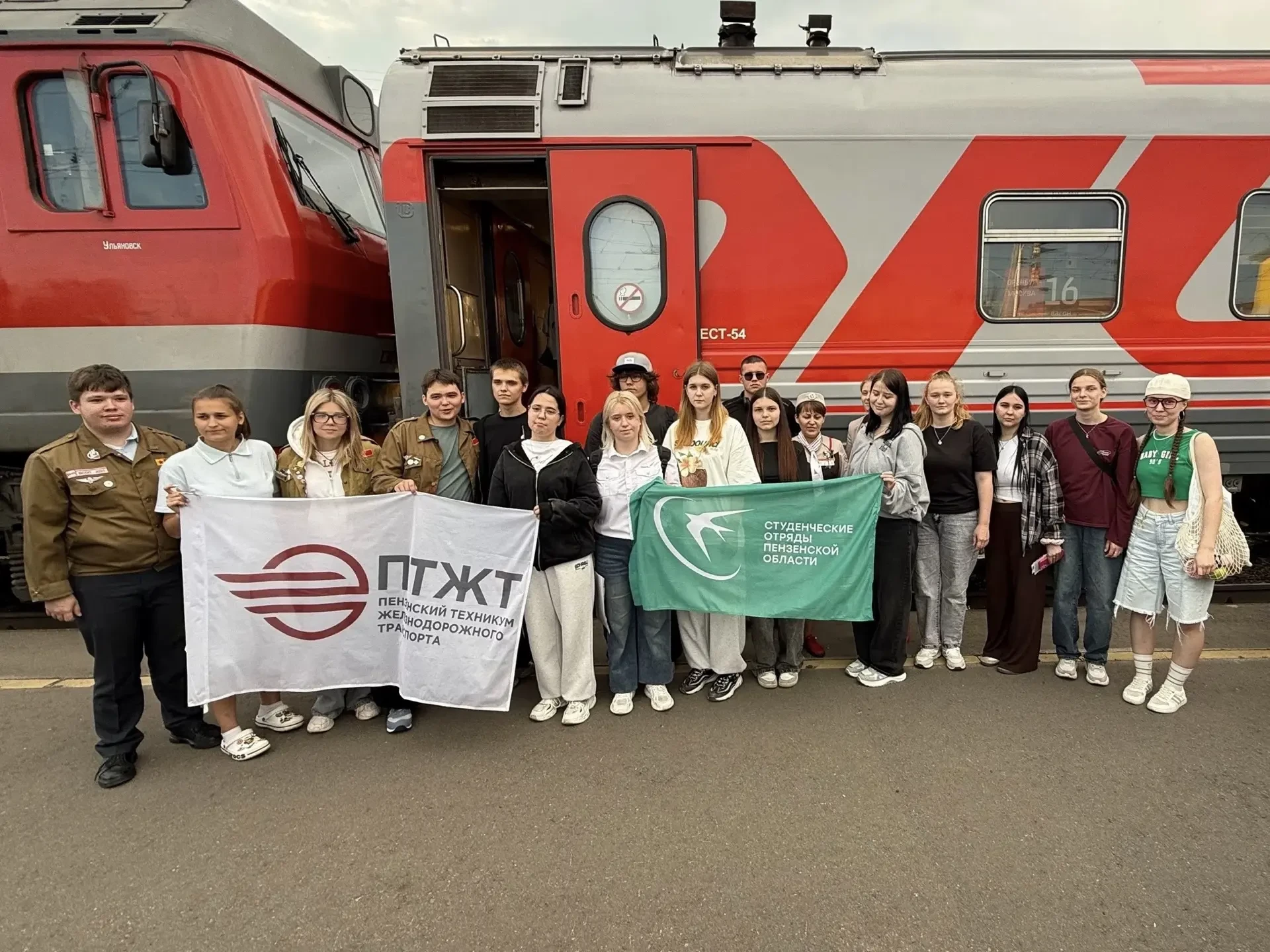 Бойцы студенческих отрядов ПТЖТ работают проводниками и монтерами железнодорожных путей.

Студенческ