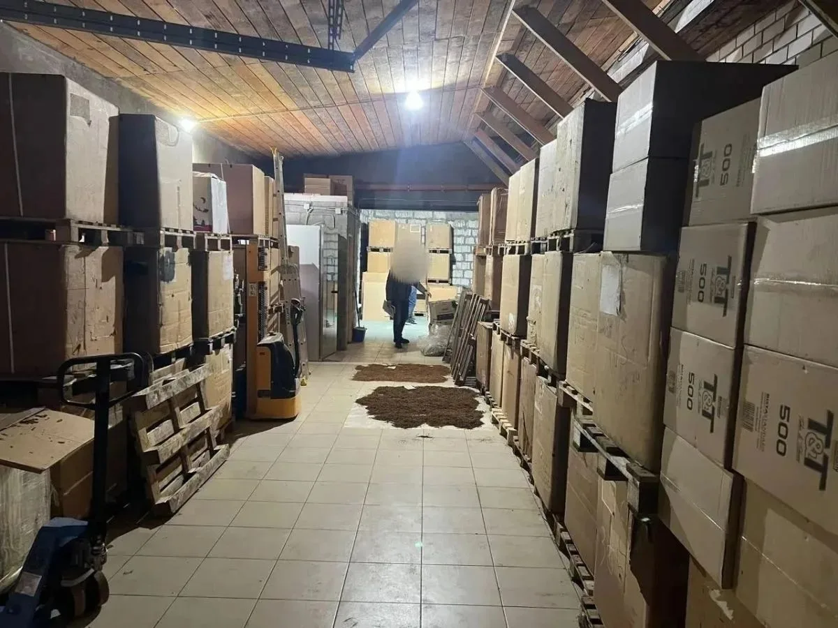 🚨 Кольчугинка торговала немаркированным табаком на 60 млн рублей

Женщина сушила и молола табак дом