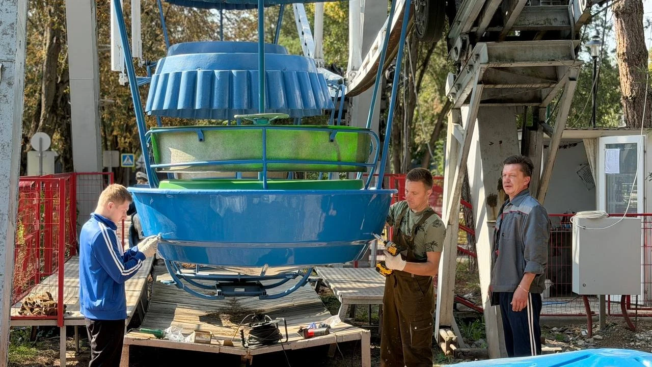 🎡 В Симферополе обновляют колесо обозрения в Детском парке