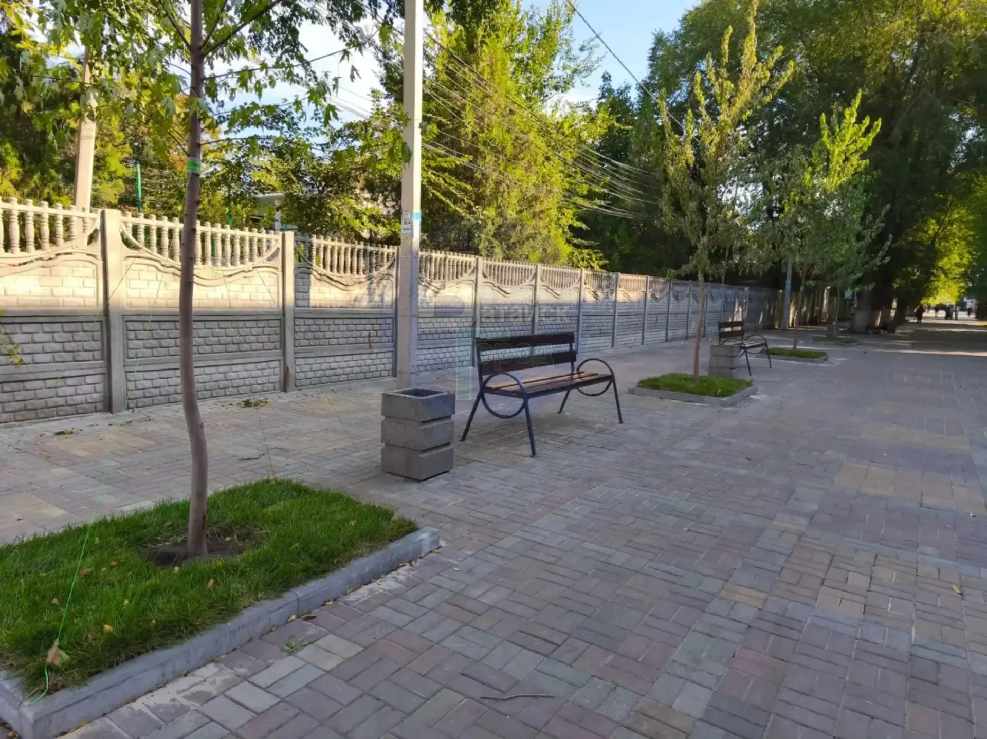 Наконец-то вход в парк со стороны улицы Куйбышева начинает приобретать ухоженный вид: п...