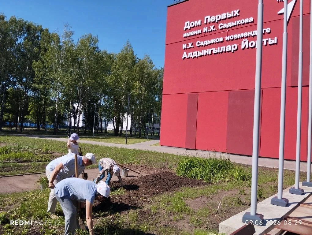 ☀️ С начала лета на участке Дворца кипит работа: педагоги ежедневно работают на клумбах – вскапывают