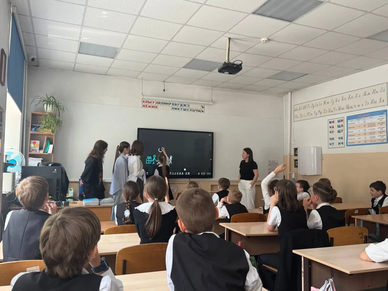 ✨ День тренингов в Губернаторском лицее: вместе против буллинга и фейков! ✨  Наши 2–7 классы вместе 