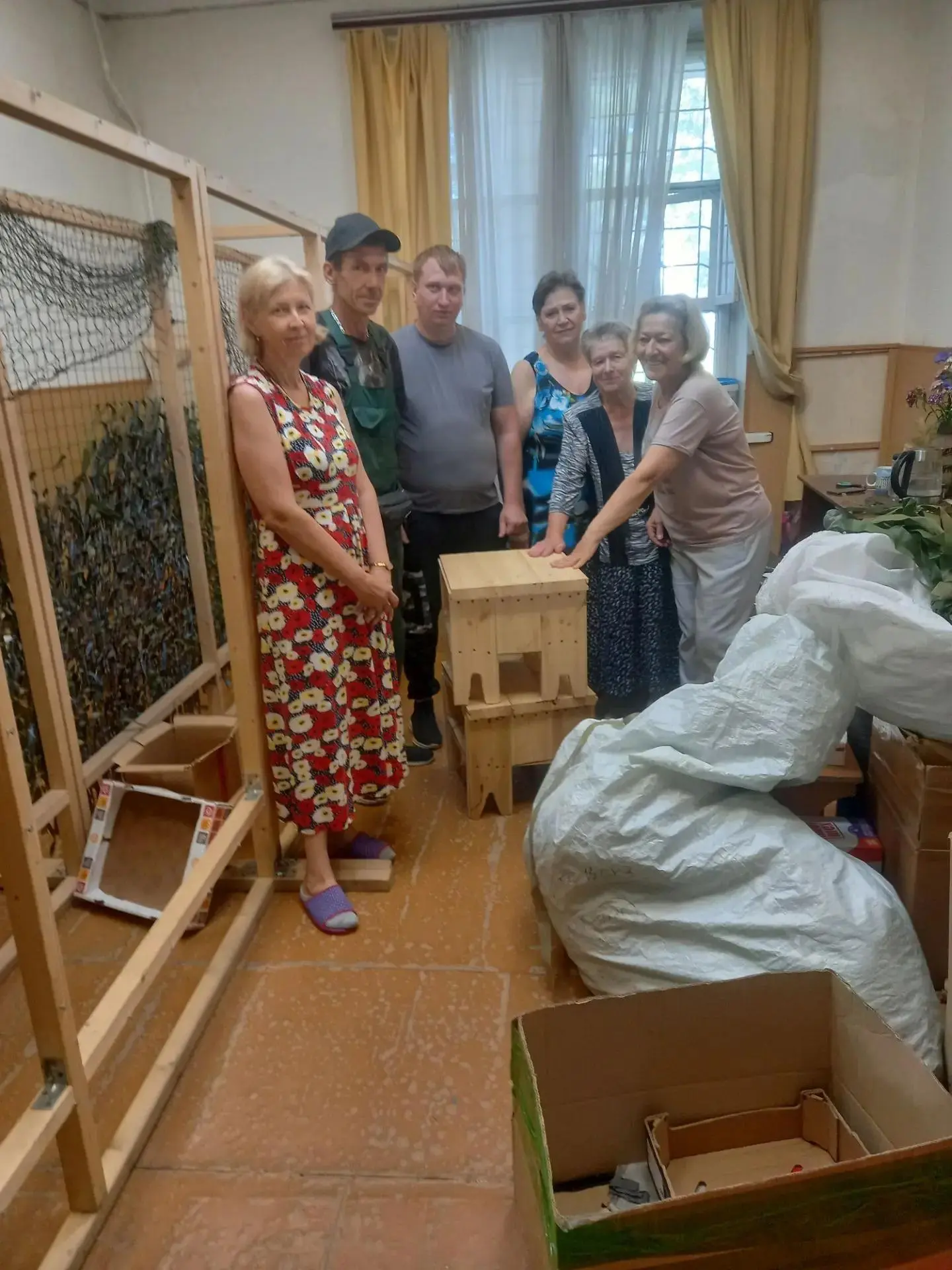 Сотрудниками ООО "Паритет", оказана помощь "Плетёночке" в изготовлении скамеек.
