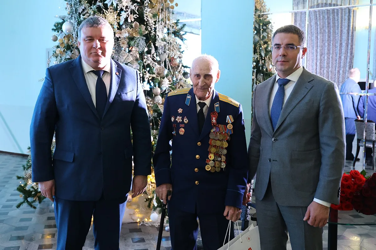 Глава Тулы поздравил ветерана Василия Денисова с 100-летием.