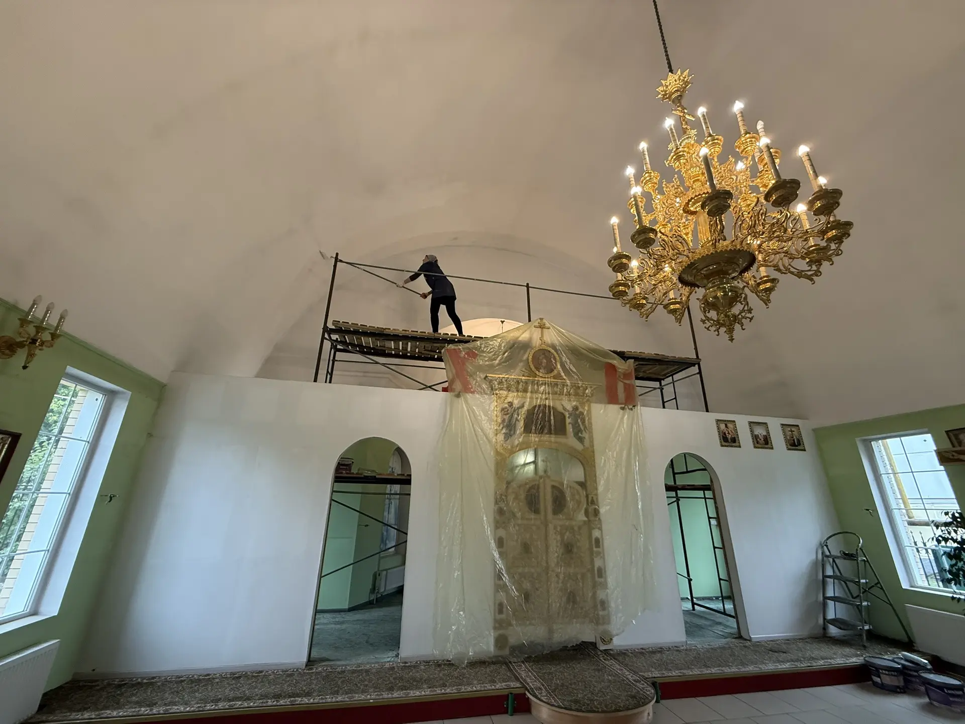 НАЧАЛИСЬ РЕМОНТНЫЕ РАБОТЫ В МАЛЕНЬКОМ ХРАМЕ. 

Сегодня, с Божией помощью, начали красить потолок наш