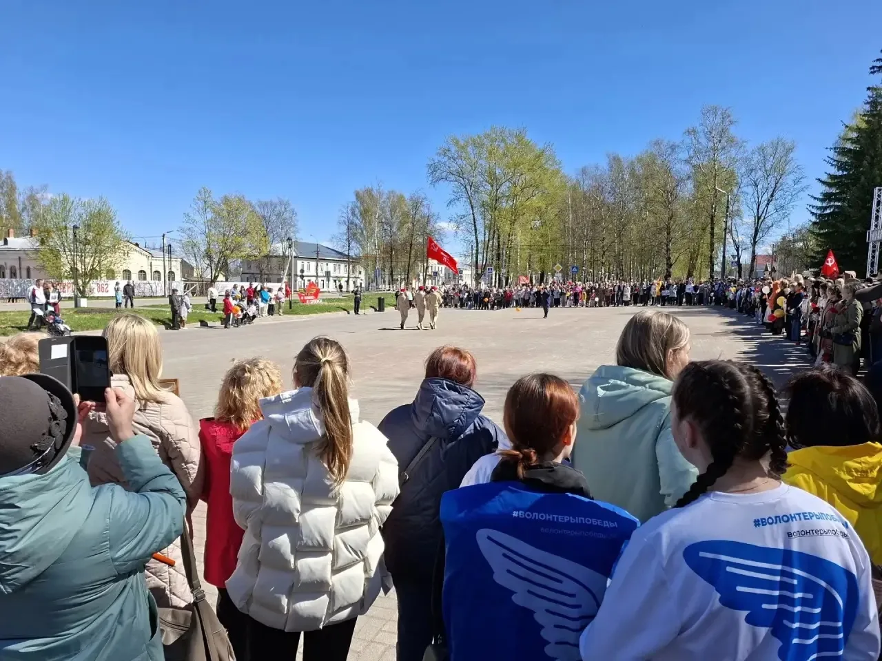 9 мая ребята из Белозерского центра помощи детям вышли на улицы города с георгиевскими ленточками. Д
