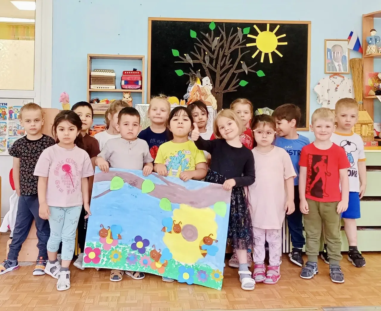 🐝 На этой неделе работа кипела в средней группе «Звёздочки». Ребята трудились над большой коллектив